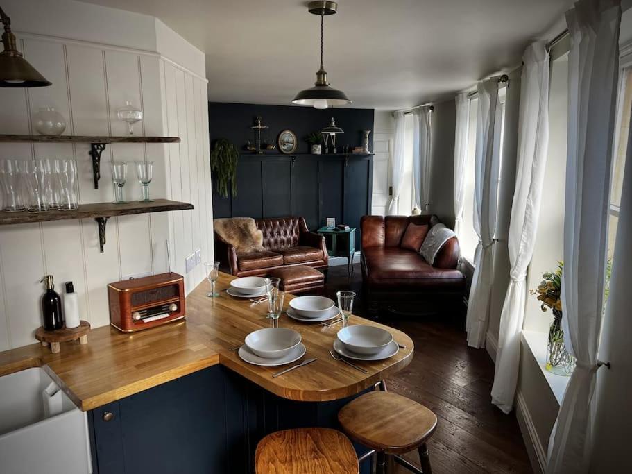 Period Apartment, Great Views, In Heart Of Town. ブラッドフォード・オン・エイヴォン エクステリア 写真